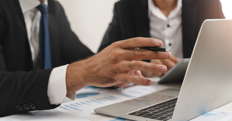 AI regulation advisor speaking to client with laptop